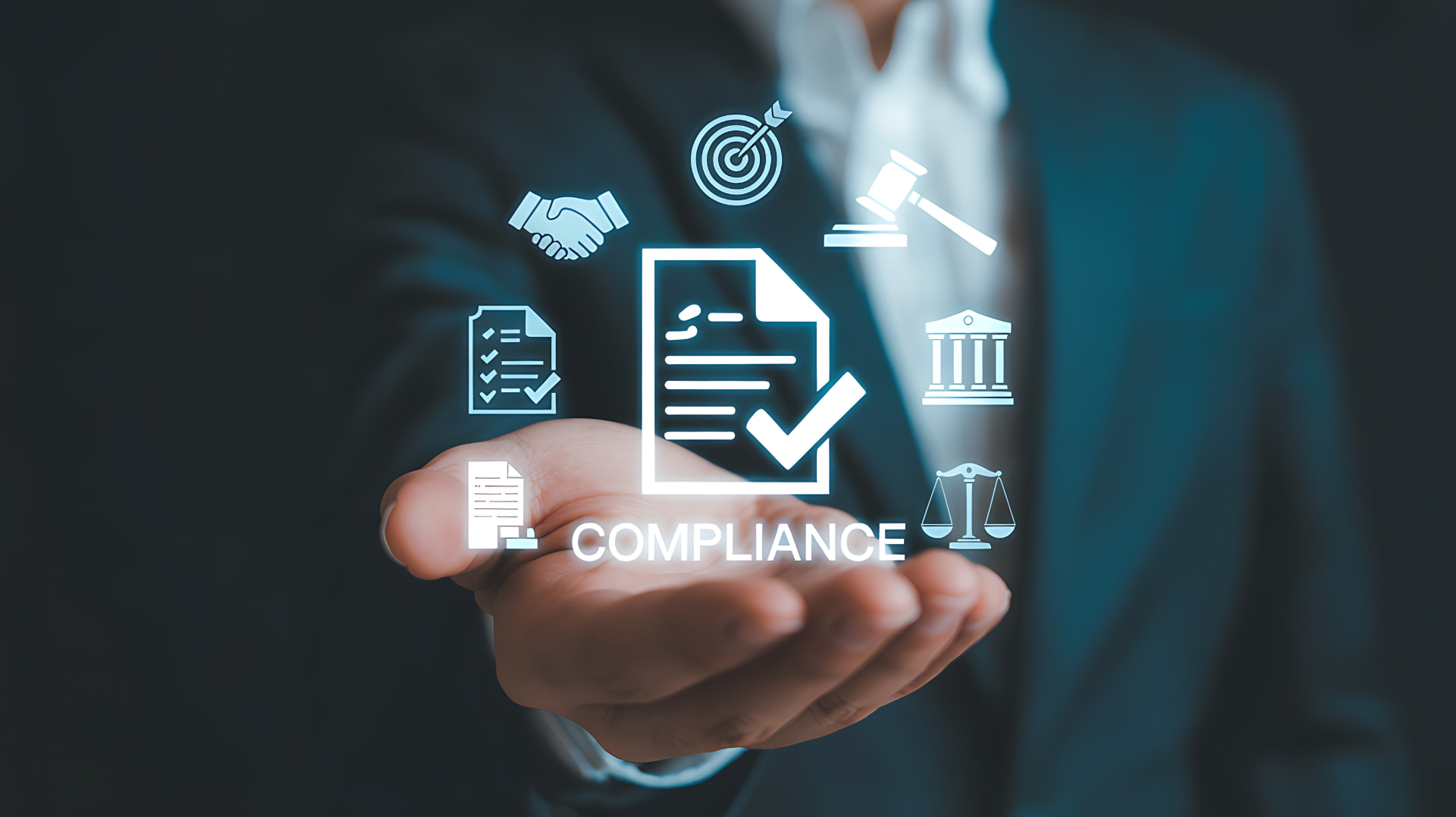 Mano sosteniendo iconos digitales relacionados con el compliance normativo