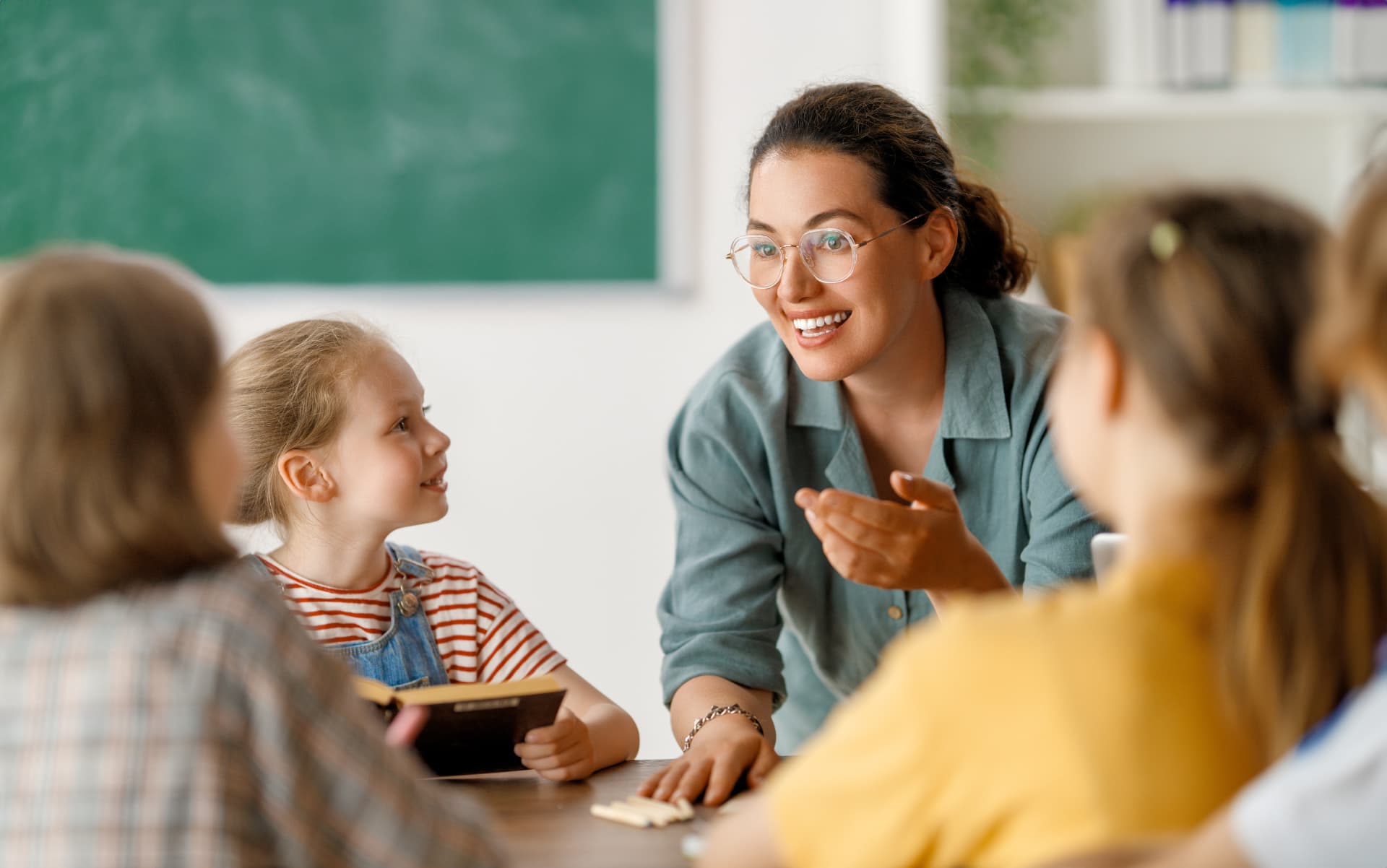 Profesora acompañando a un grupo de alumnado en un aula durante una sesión práctica