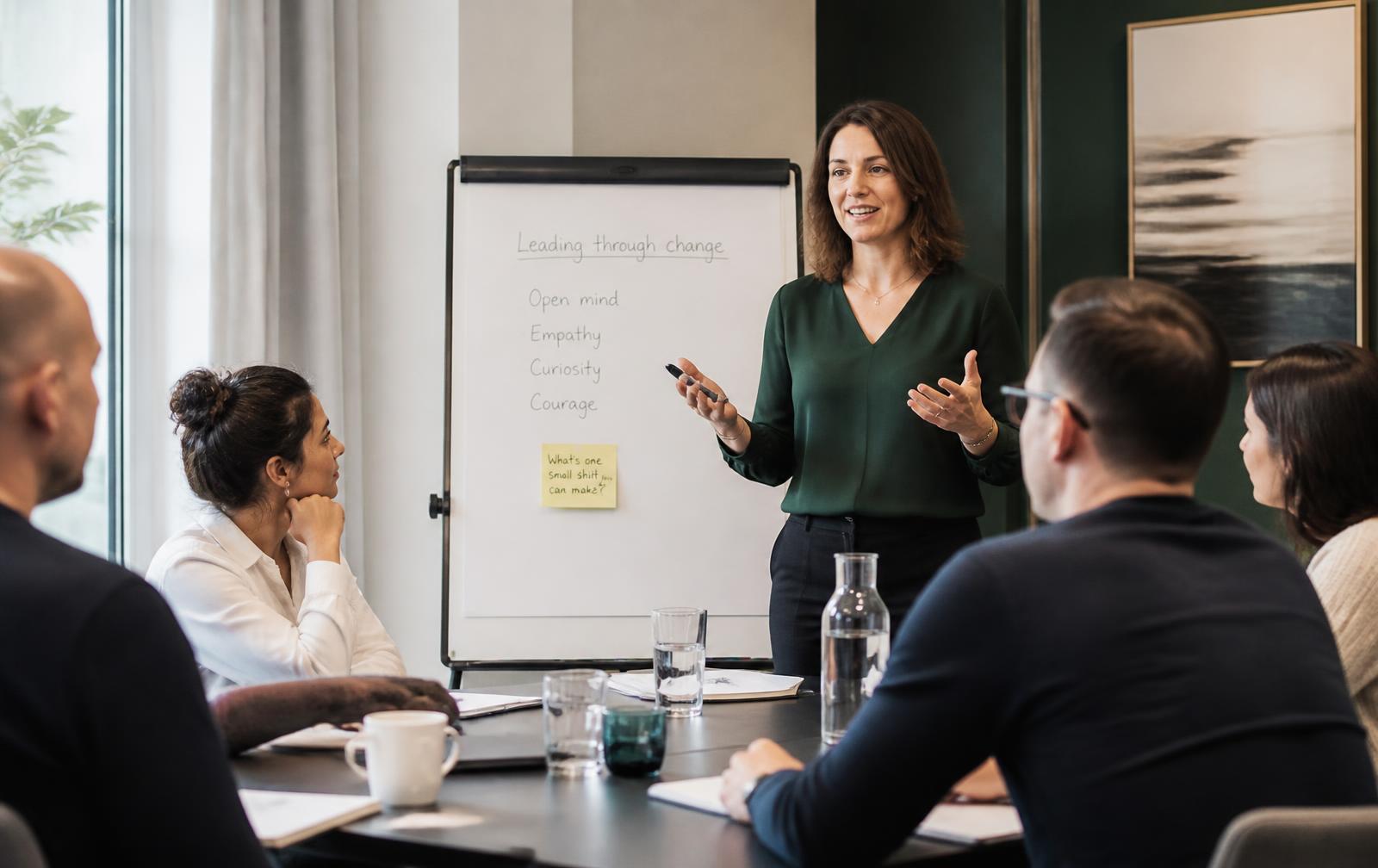 Formadora dirigiendo un taller con un grupo reducido de profesionales